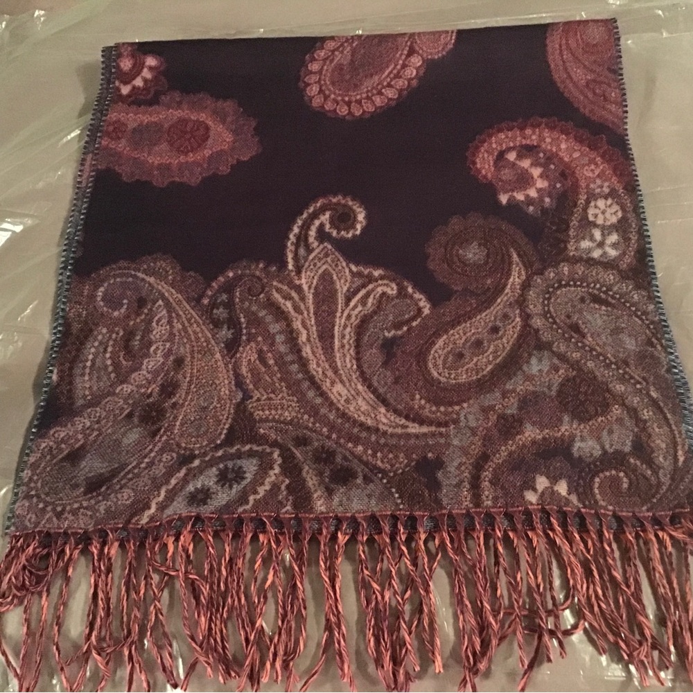 V Fraas Paisley Scarf